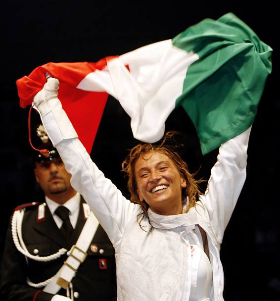 Margherita Granbassi si ritira dalla scherma dopo una carriera di vittorie che trova il culmine con le due midaglie olimpiche alle Olimpiadi di Pechino nel 2008. Margherita campionessa mondiale di fioretto esulta dopo aver battuto in finale Valentina Vezzali per 7-6 ai Campionati Mondiali di Torino (Ansa)